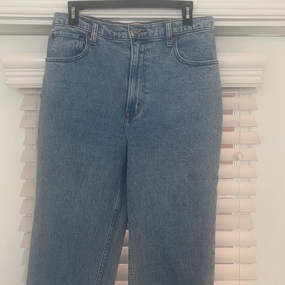 Abercrombie & Fitch “The 90s Straight Ultra High Rise”